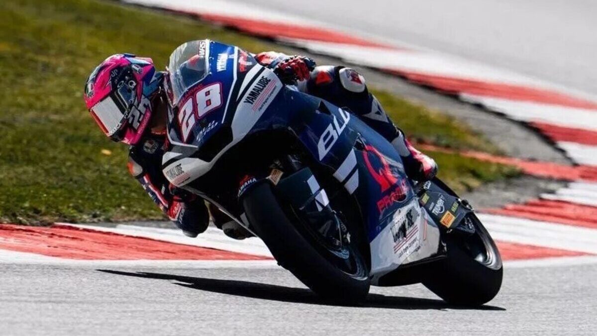 Izan Guevara compitiendo en una carrera de Moto2 en Silverstone