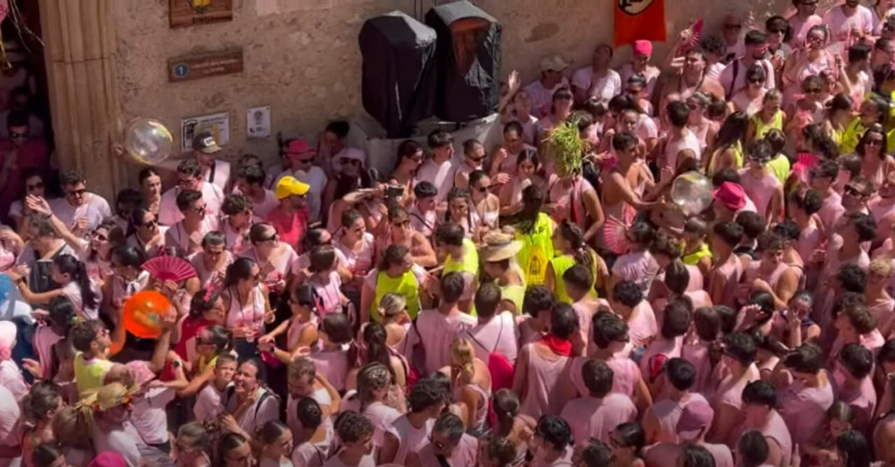 Multitud de personas vestidas de rosa en la Mucada en Sineu