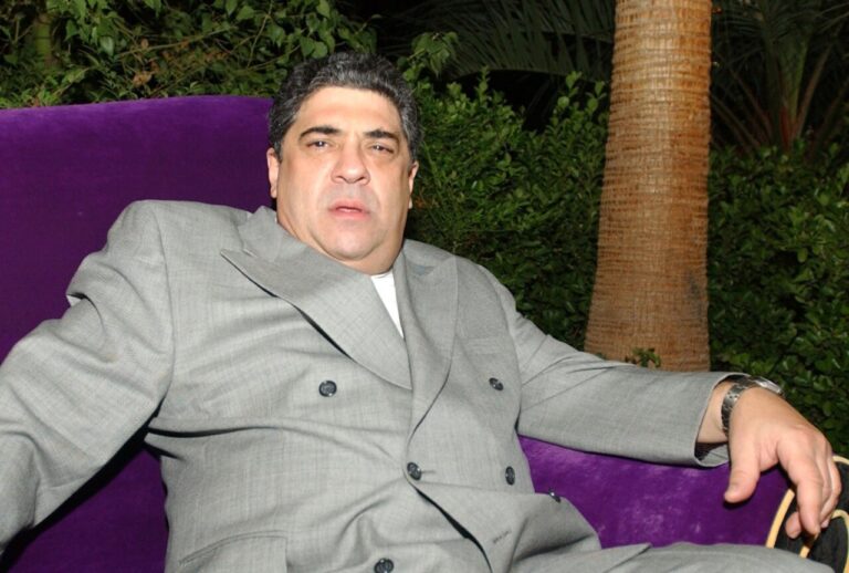 Vincent Pastore sentado en un sof&aacute;, luciendo un traje gris.