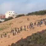 Grupo de migrantes intentando cruzar hacia Ceuta desde Marruecos
