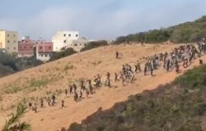 Grupo de migrantes intentando cruzar hacia Ceuta desde Marruecos