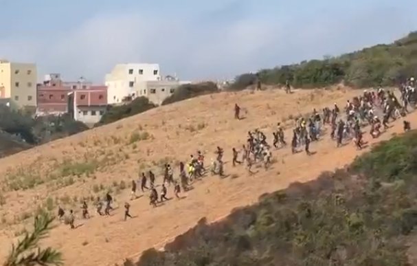Grupo de migrantes intentando cruzar hacia Ceuta desde Marruecos