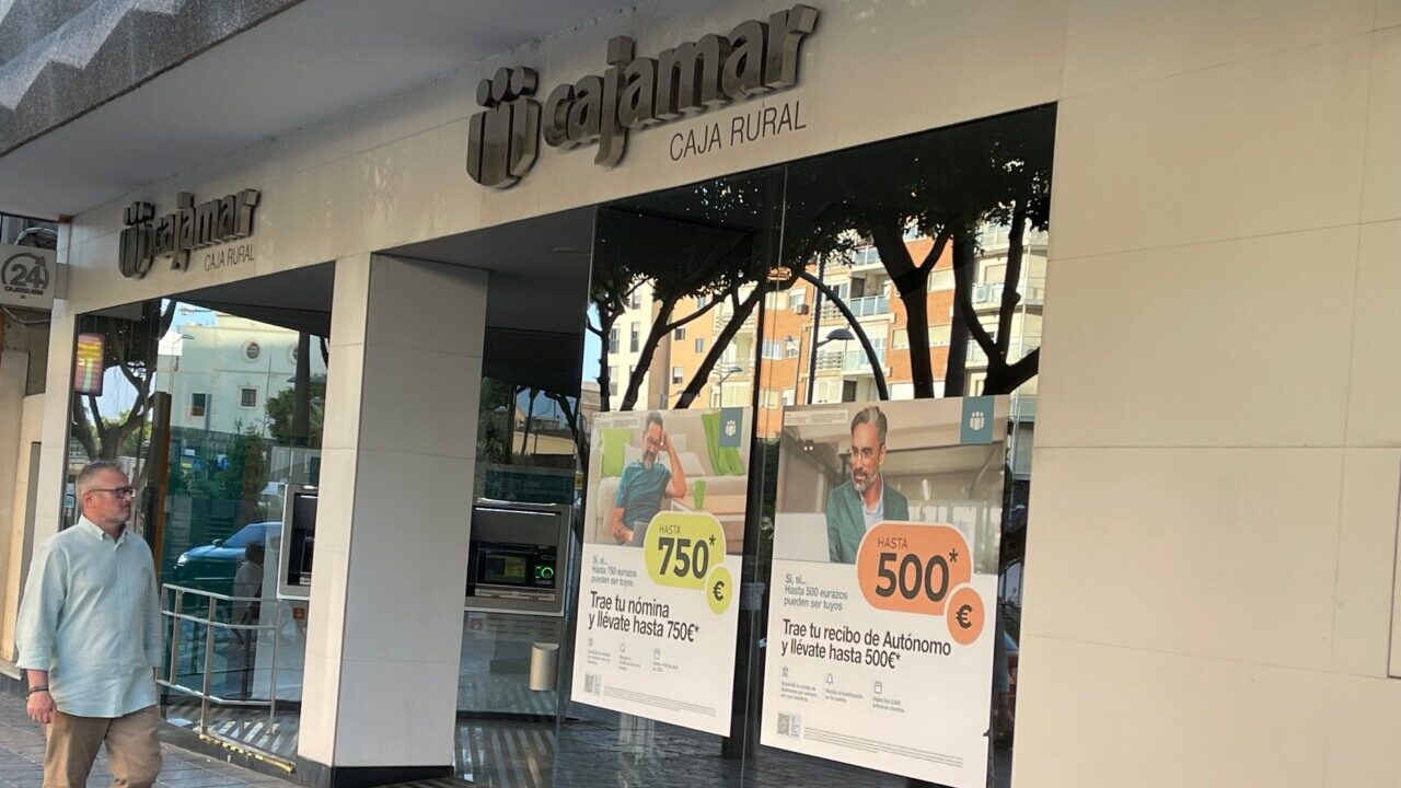 Exterior de una oficina de Cajamar con anuncios de promociones