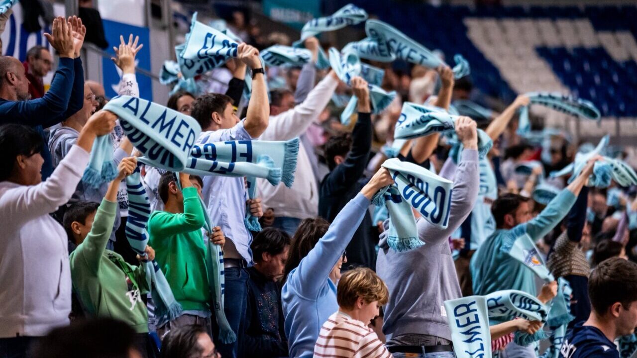Aficionados del Palmer Basket levantando bufandas en el estadio