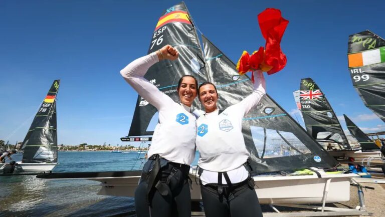 Paula Barceló y María Cantero celebrando su medalla de plata en la competición de vela