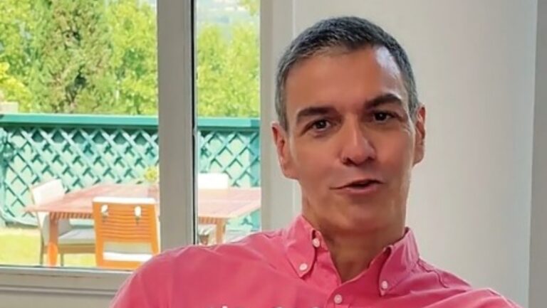 Pedro Sánchez hablando sobre sus recomendaciones de libros para el verano