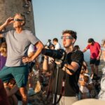 Varias personas observan un eclipse solar total en el Cabo de Formentor