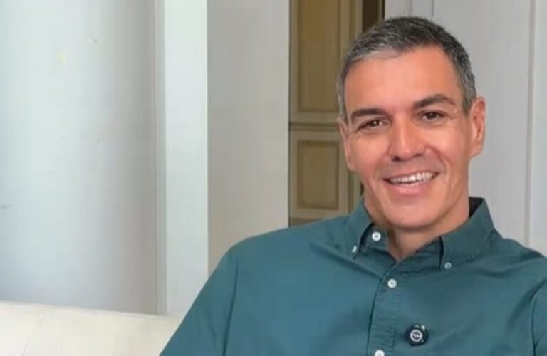 Pedro Sánchez sonriente compartiendo su playlist de verano en redes sociales