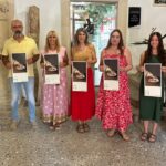 Grupo de personas sosteniendo carteles de la Nitx del Art en Felanitx