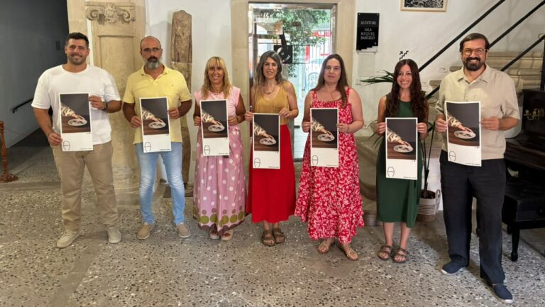 Grupo de personas sosteniendo carteles de la Nitx del Art en Felanitx