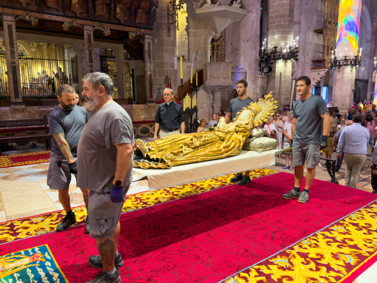 Grupo de personas transportando la imagen de la Mare de D&eacute;u morta en la Catedral de Mallorca