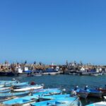 Vista del puerto de Boumerdés con barcos pesqueros en el agua
