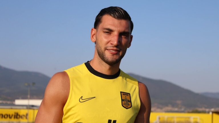 Rafa Mir posando en la camiseta del Aris de Sal&oacute;nica