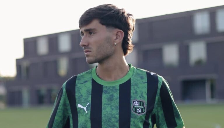 Rafel Obrador en la camiseta del Sassuolo en un campo de f&uacute;tbol