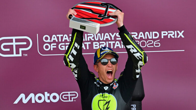 Raúl Fernández celebrando su victoria en MotoGP en Silverstone
