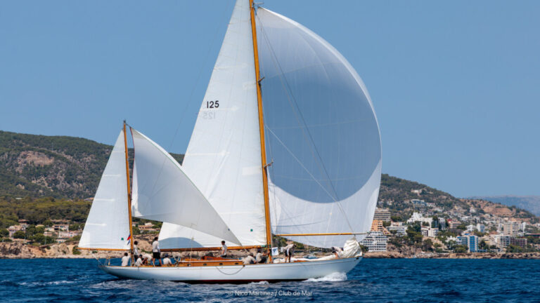 Barco de vela Argyll navegando en la regata Illes Balears Cl&agrave;ssics