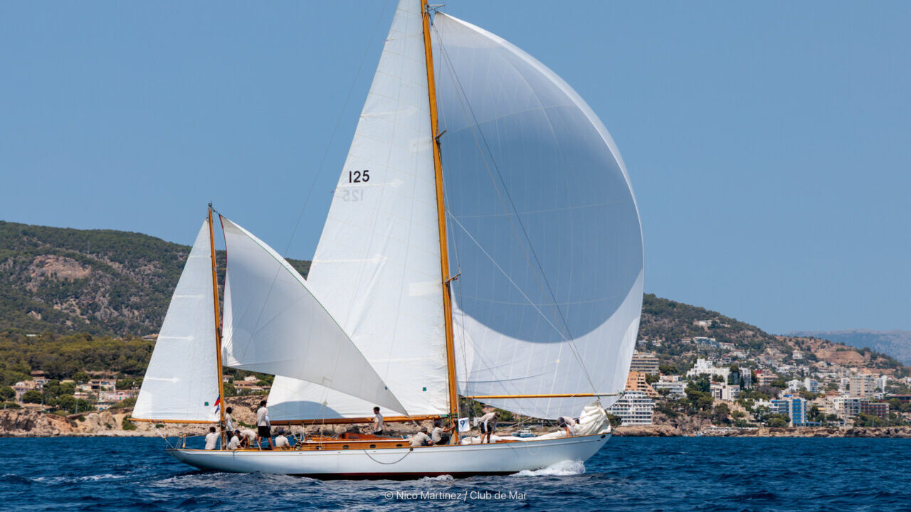 Barco de vela Argyll navegando en la regata Illes Balears Cl&agrave;ssics