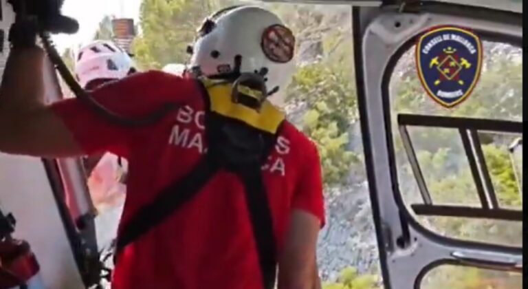 Bomberos de Mallorca realizando un rescate en helicóptero