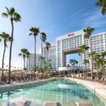 Vista del hotel Riu Palace Peninsula en Canc&uacute;n con piscina y palmeras