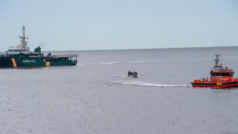 Operativo de salvamento marítimo con patrullera y patera en el mar
