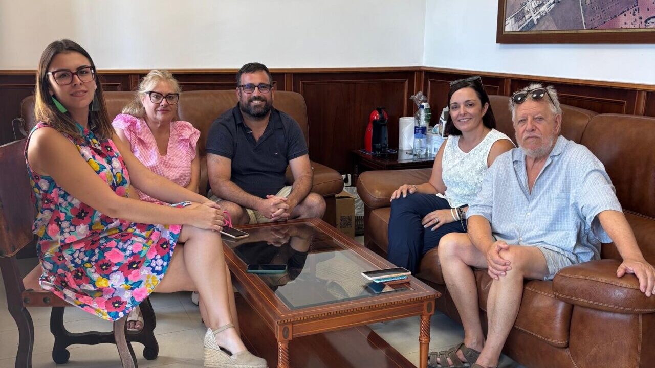 Reuni&oacute;n de personas en la inauguraci&oacute;n de la exposici&oacute;n Mayurqa Vacances en Ses Salines
