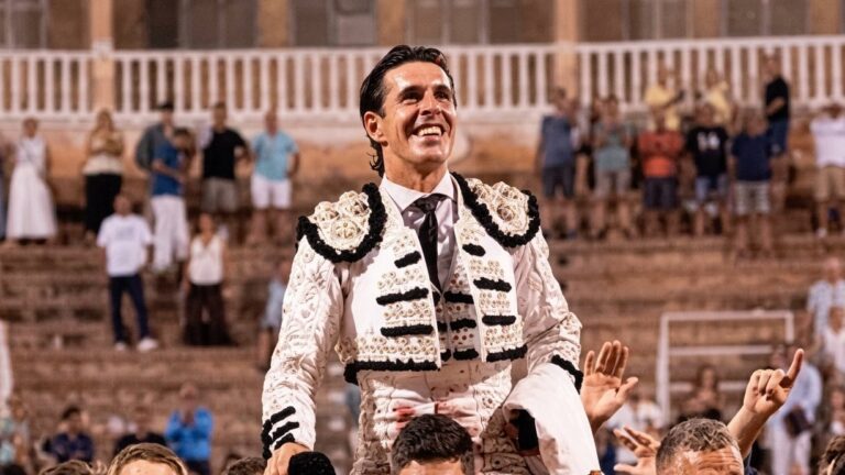 Alejandro Talavante siendo aclamado tras una exitosa corrida en Palma