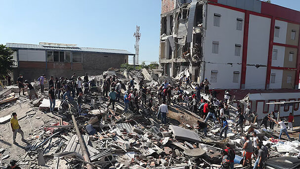 Personas trabajando en los escombros tras el terremoto en Colombia