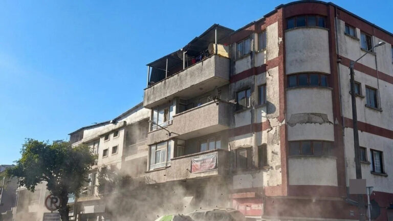 Edificio dañado tras el terremoto en Pereira, Colombia.