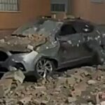 Daños causados por un terremoto en Granada, con escombros en la calle.