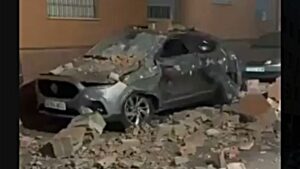 Daños causados por un terremoto en Granada, con escombros en la calle.