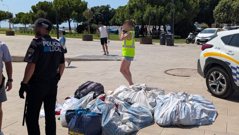 La Policía asesta un nuevo golpe al top manta en el Parc de la Mar: retira más de 3.000 productos