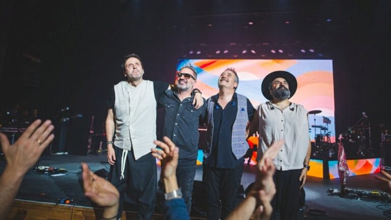 El Ayuntamiento de Felanitx ha presentado el cartel completo de las Fiestas de Sant Agustí 2026, que se celebrarán entre el 21 y el 31 de agosto en el Parque Municipal de Sa Torre. La programación apuesta por una combinación de grandes nombres de la música nacional, conciertos gratuitos, espectáculos familiares y actividades deportivas, con el objetivo de llegar a públicos de todas las edades. El cartel de esta edición está inspirado en la ilustración de la portada del programa oficial, realizada por Carme Gutiérrez Vidal, alumna del Bachillerato Artístico del IES Felanitx. UNA PROGRAMACIÓN QUE COMBINA NOSTALGIA Y ACTUALIDAD Tras conmemorar el año pasado el centenario de las verbenas, el Consistorio ha diseñado una programación que mezcla grupos históricos con artistas actuales y jóvenes promesas. El concejal de Fiestas, Toni Peña, ha señalado que el objetivo ha sido confeccionar "un cartel para todos los públicos", con bandas que despiertan la nostalgia, pero que siguen manteniendo intacta su capacidad para hacer disfrutar al público, sin dejar de apostar por formaciones actuales y nuevos talentos. CELTAS CORTOS, M-CLAN, LOVE OF LESBIAN Y TOMEU PENYA, ENTRE LOS PROTAGONISTAS Las fiestas arrancarán el viernes 21 de agosto con una verbena gratuita que coincidirá con el pregón y la Nit de l'Art. Sobre el escenario actuarán Mantra, Avalanx, Cirko y DJ Bini. Uno de los platos fuertes llegará el sábado 22, con el concierto de Celtas Cortos, que celebra sus 40 años de trayectoria, y M-Clan, inmerso en la gira de su 30 aniversario. La noche se completará con las actuaciones de U.R. Bad, Mystart y DJ Titi. Al día siguiente, el domingo 23, regresará a Felanitx Lax'n'Busto, veinte años después de su primera actuación en las verbenas, dentro de la gira del 40 aniversario de la banda junto a Pemi Fortuny. Compartirán cartel con Fora des Sembrat, Romandre y DJ Trapella. EL ADIÓS DE LOVE OF LESBIAN A LAS VERBENAS DE MALLORCA El miércoles 26 de agosto tendrá lugar otro de los conciertos más esperados del programa. Love of Lesbian ofrecerá en Felanitx su concierto de despedida de las verbenas de Mallorca, en una cita que contará además con Victoria Lerma y La Habitación Roja DJ Set. La programación continuará el viernes 28 con una verbena gratuita protagonizada por La Década Prodigiosa, Horris Kamoi y Valnou. El sábado 29 será el turno de Tomeu Penya, que celebrará sus 10 Verbenes Úniques acompañado por Xanguito, Madison y DJ Bou. MUSICAL INFANTIL, PAMBOLIADA, DEPORTE Y HUMOR Las fiestas también incluirán propuestas para toda la familia. El lunes 24 se celebrará la tradicional Pamboliada, amenizada por la Orquestra Oasis y Geremy Jones Band. El martes 25 será el turno del público infantil con el espectáculo "La Sirenita, El Musical". El domingo 30 se disputará la Cursa Popular Nocturna de Sant Agustí, que este año finalizará en el propio Parque Municipal de Sa Torre. La programación concluirá el lunes 31 de agosto con una noche de humor protagonizada por Agustín "El Casta", seguida del tradicional castillo de fuegos artificiales que pondrá el broche final a las fiestas. ENTRADAS YA A LA VENTA Las entradas para los dos únicos conciertos de pago, los de Celtas Cortos y M-Clan (22 de agosto) y Love of Lesbian (26 de agosto), ya pueden adquirirse de forma anticipada tanto por internet como en los puntos de venta habilitados en Portocolom y Felanitx.