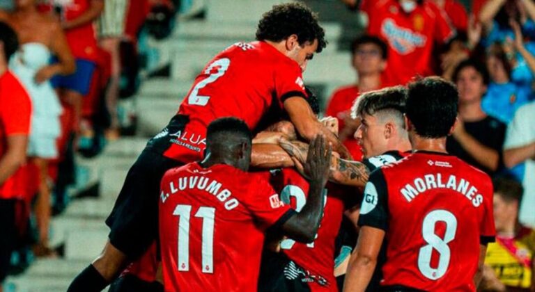 Jugadores del RCD Mallorca celebrando una victoria en el estadio