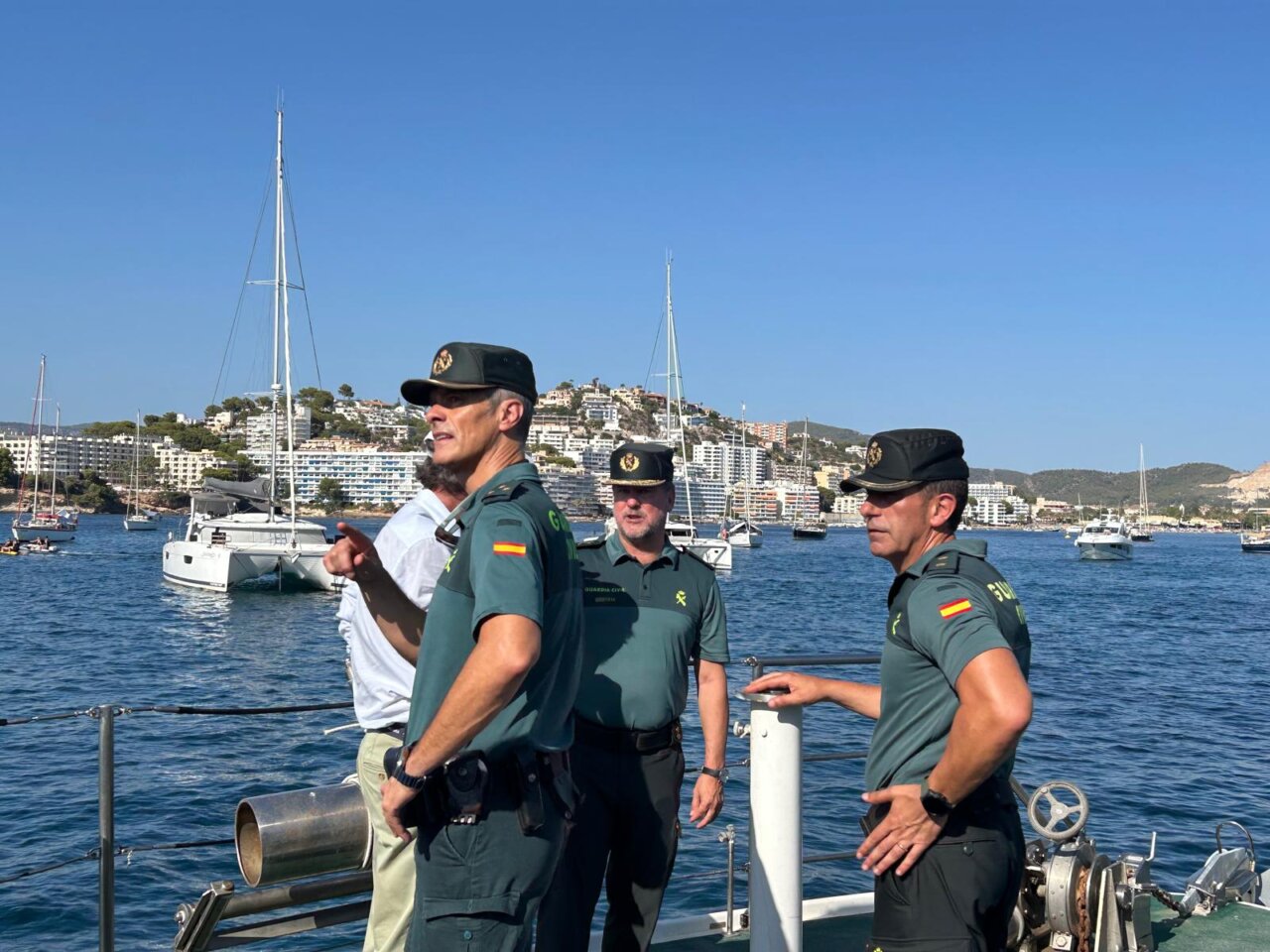 Agentes de la Guardia Civil en una embarcación durante el eclipse en Mallorca