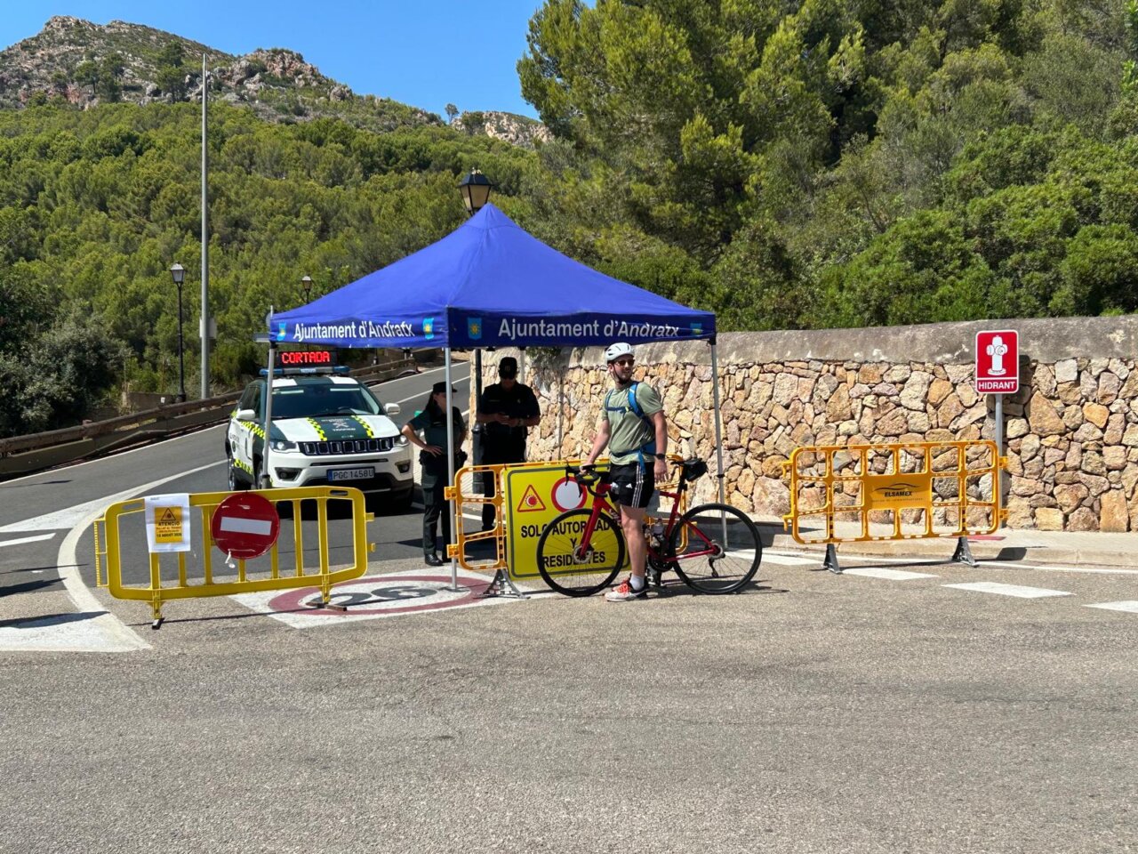 Punto de control de la Guardia Civil en Andratx durante el eclipse solar