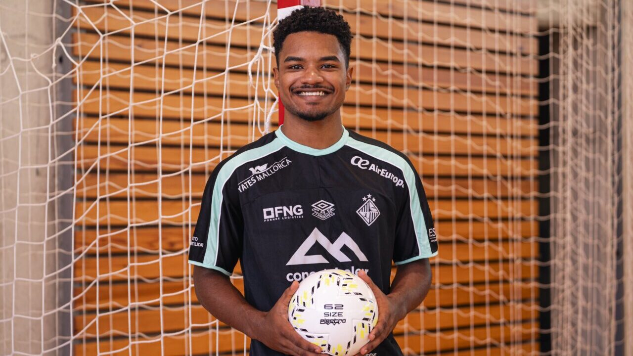 Viktor Baptista posando con un bal&oacute;n de f&uacute;tbol sala en un gimnasio