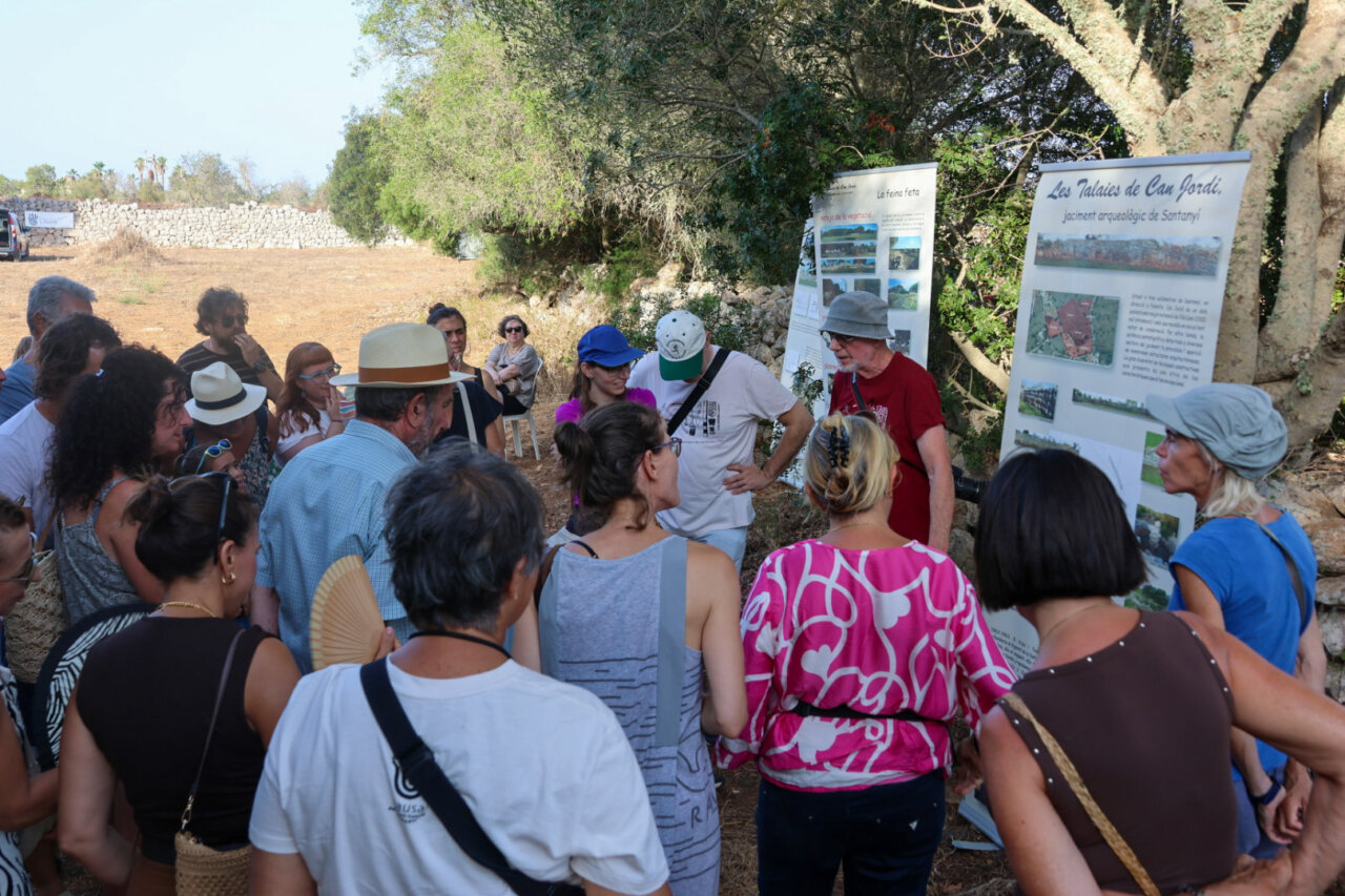 Grupo de personas en las talaies de Can Jordi durante una visita cultural
