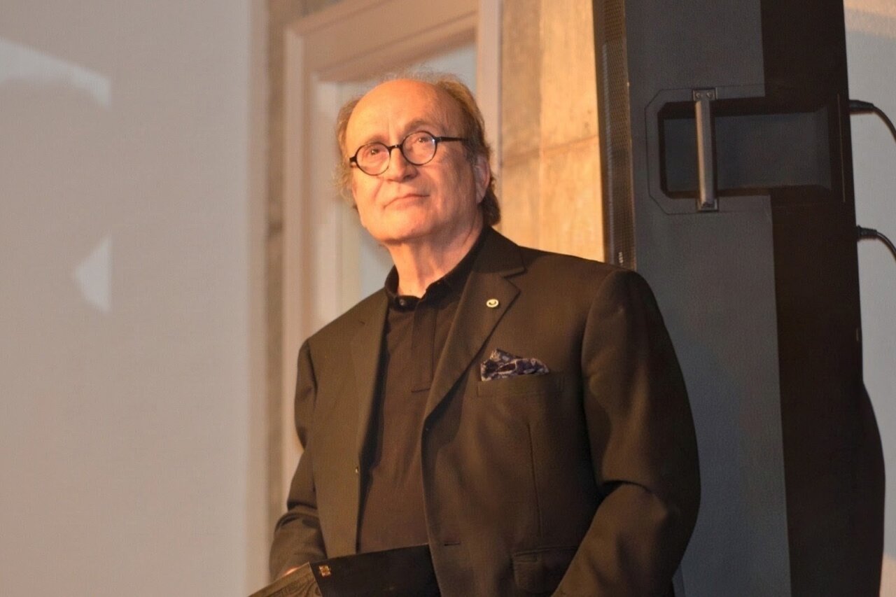 Pere Lorente posando en su exposición de arte en Ibiza