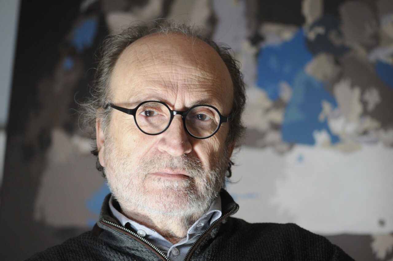 Pere Lorente posando ante una obra de arte abstracta