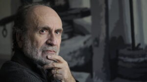 Retrato de Pere Lorente pensativo en un entorno art&iacute;stico.