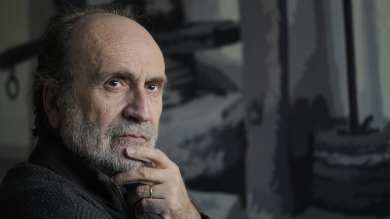 Retrato de Pere Lorente pensativo en un entorno artístico.