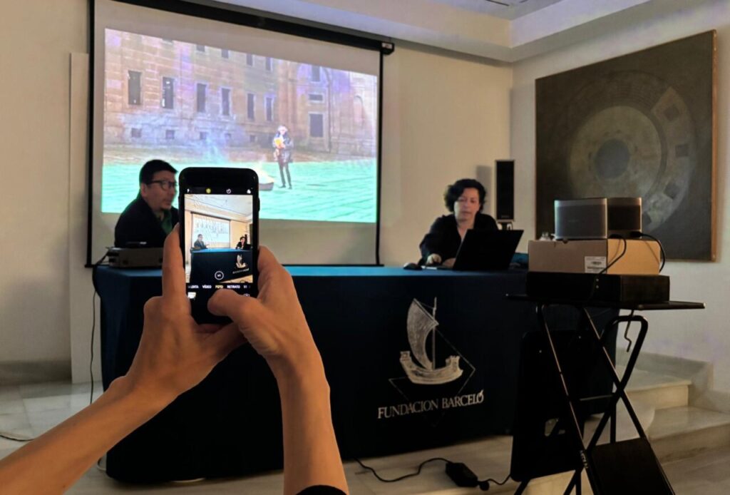 Yu Depeng en charla sobre su exposici&oacute;n en la Fundaci&oacute;n Barcel&oacute;