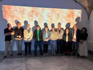 Grupo de personas en la inauguraci&oacute;n de la exposici&oacute;n de Yu Depeng en Palma