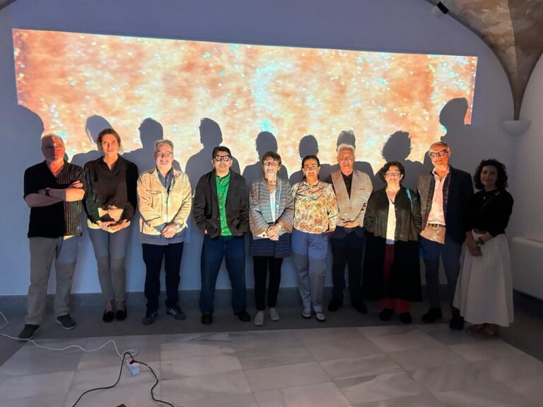 Grupo de personas en la inauguraci&oacute;n de la exposici&oacute;n de Yu Depeng en Palma
