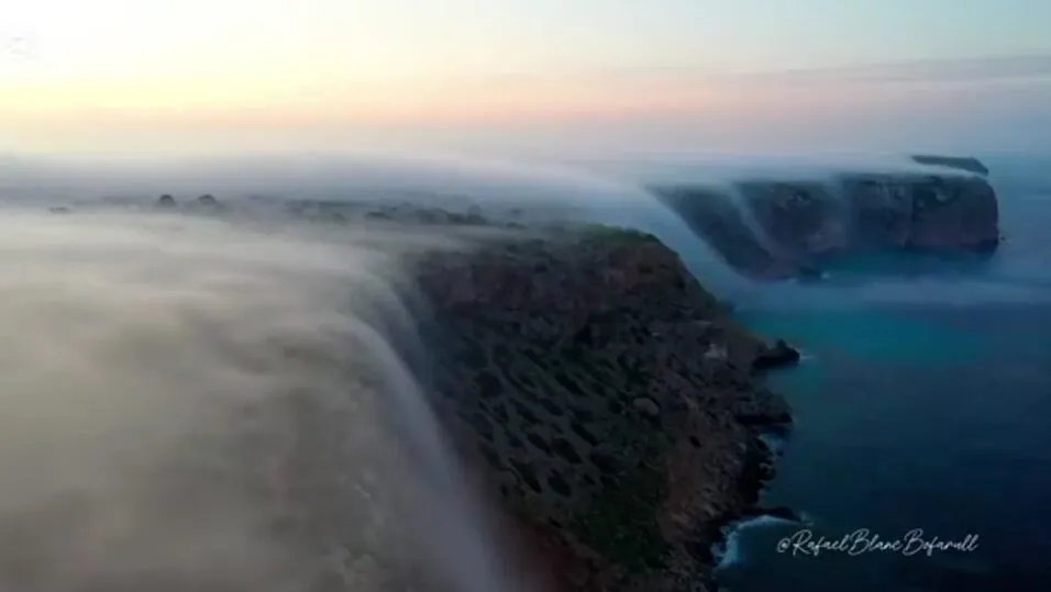 Cascada de niebla en Mallorca.